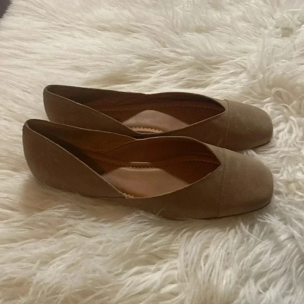 Lucky Brand Size 8.5M NWOT Beige Leather Danyiel Flat